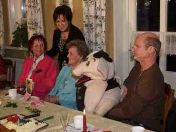 Ingrid Raak gratuliert den Schnwalder Zwillingen Annemarie Ptsch (l.) und Rosemarie Rieck zum 70. Geburtstag, Beppo Kster (r.) wartet auf die nchste Szene. Die Zwillinge wurden am Samstag vom MDR berrascht